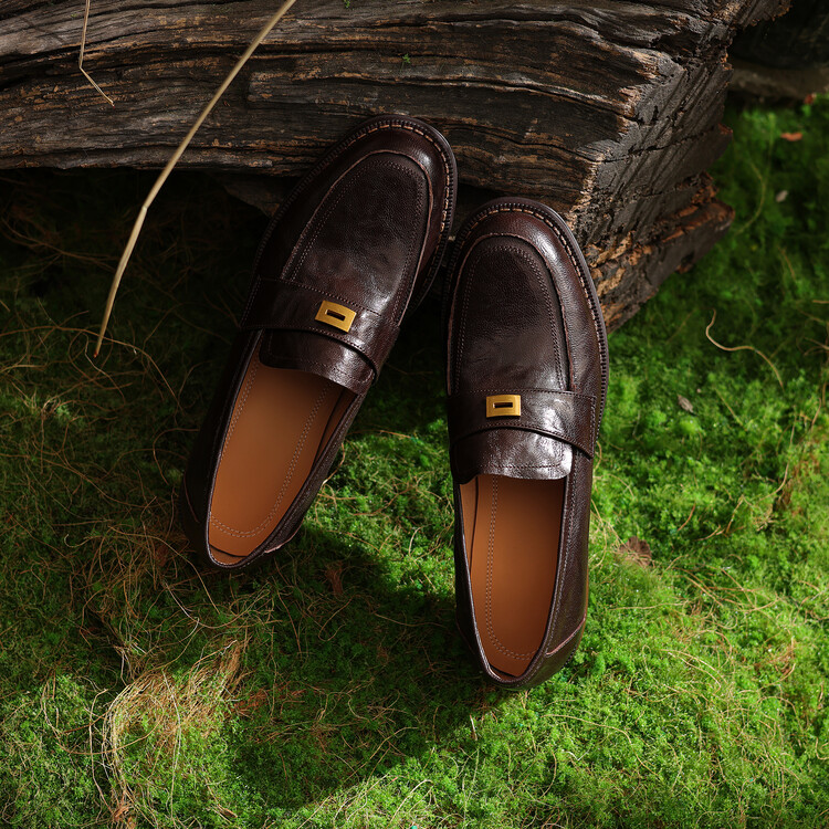 womens-leather-loafers-retro-slip-on-shoes-with-metal-detail Women's Leather Loafers Retro Slip-On Shoes with Metal Detail